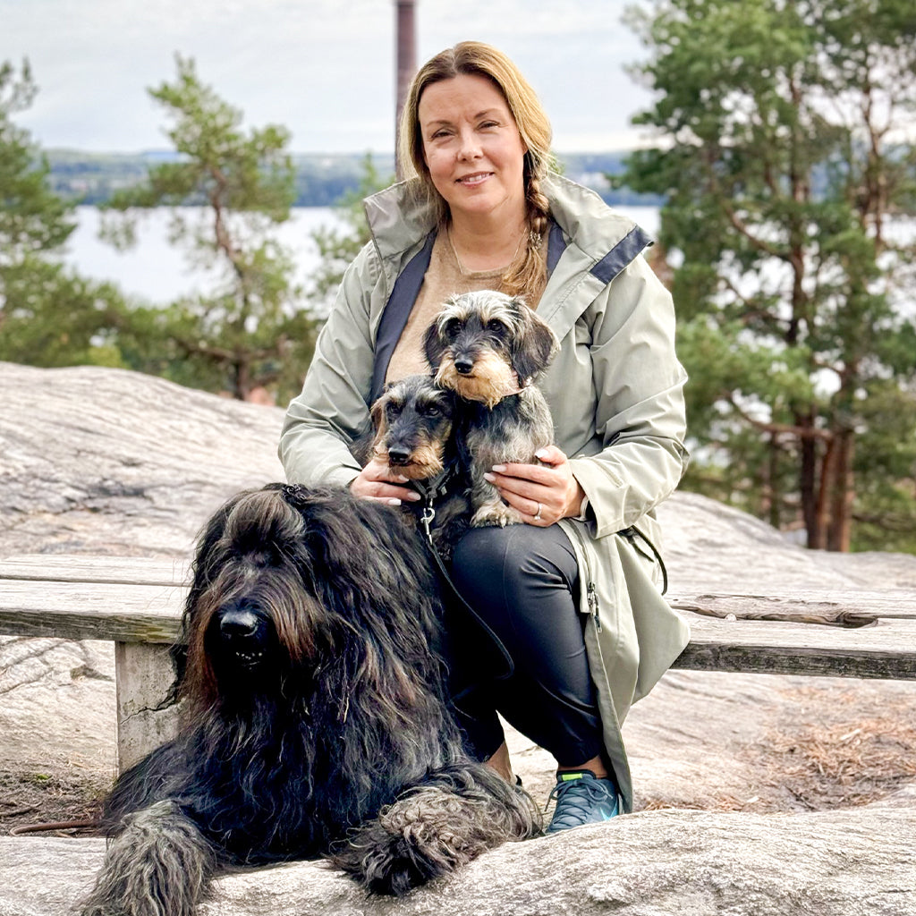 Kuvassa Hau-Haun kasvattajakerhon vetäjä Laura Honko koiriensa kanssa