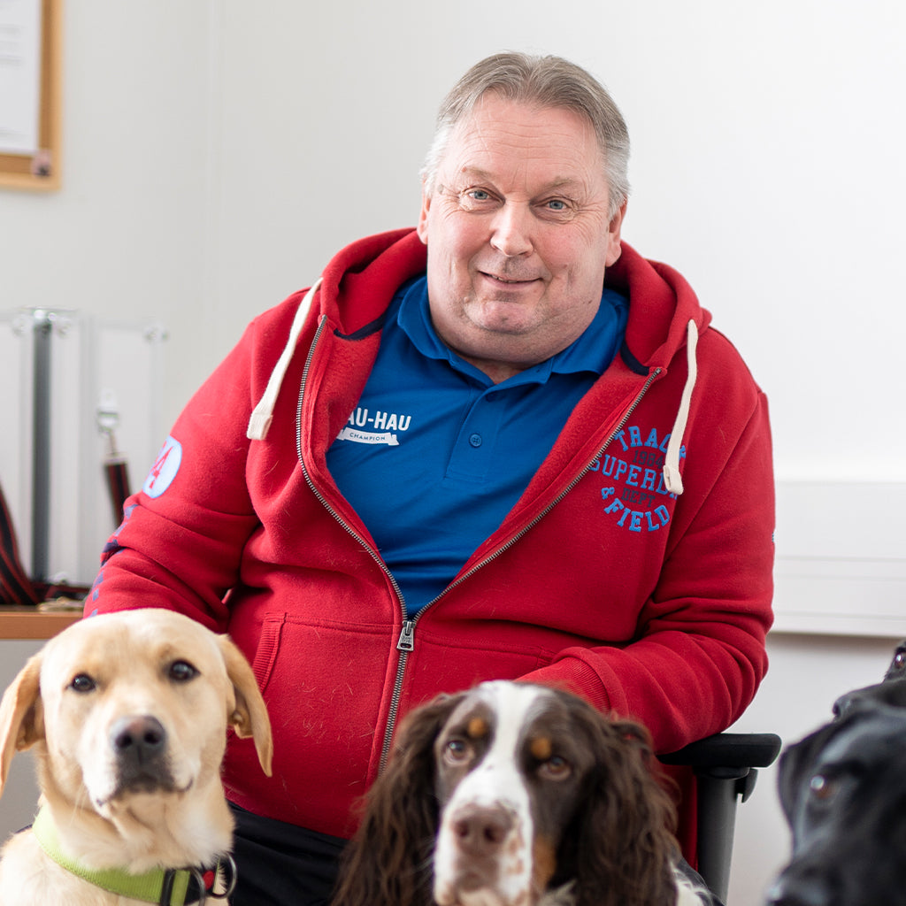 Nostokuva artikkeliin: Koirankouluttajan videovinkit, kuvassa Tommy Wirén ja kaksi koiraa
